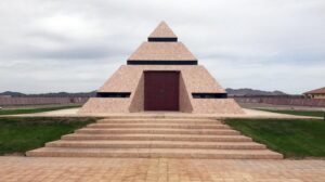 Official Center of the World Pyramid Monument og The Museum of History in Granite