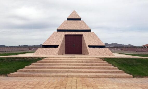 Official Center of the World Pyramid Monument og The Museum of History in Granite