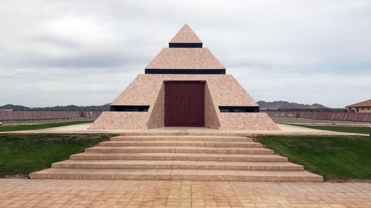 Official Center of the World Pyramid Monument og The Museum of History in Granite